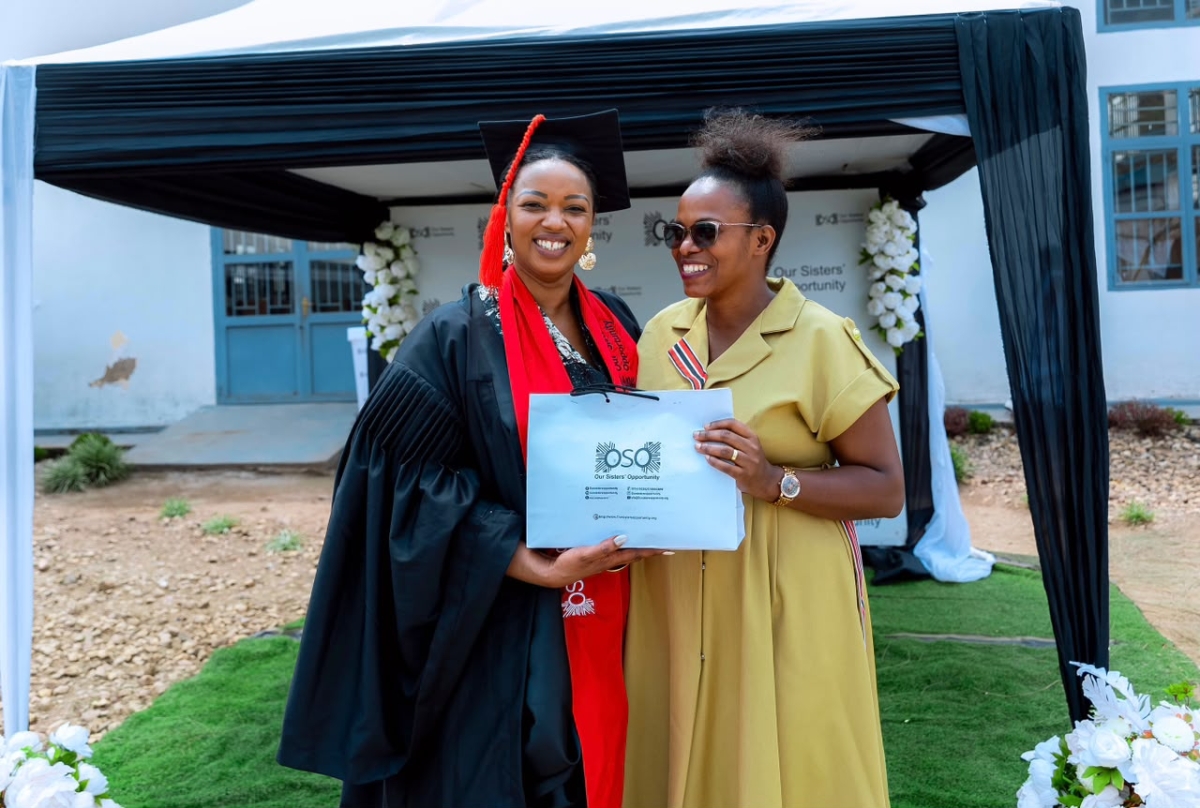 OSO founder Delphine Uwamahoro presents a token of appreciation to the Mayor of Gakenke District, who represented the Government of Rwanda at the graduation ceremony. Courtesy photo