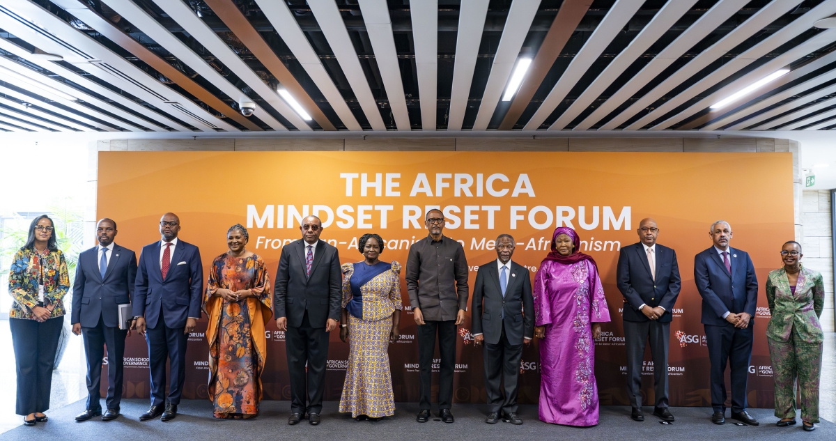 President Paul Kagame and High ranking delegates pose for a photo.