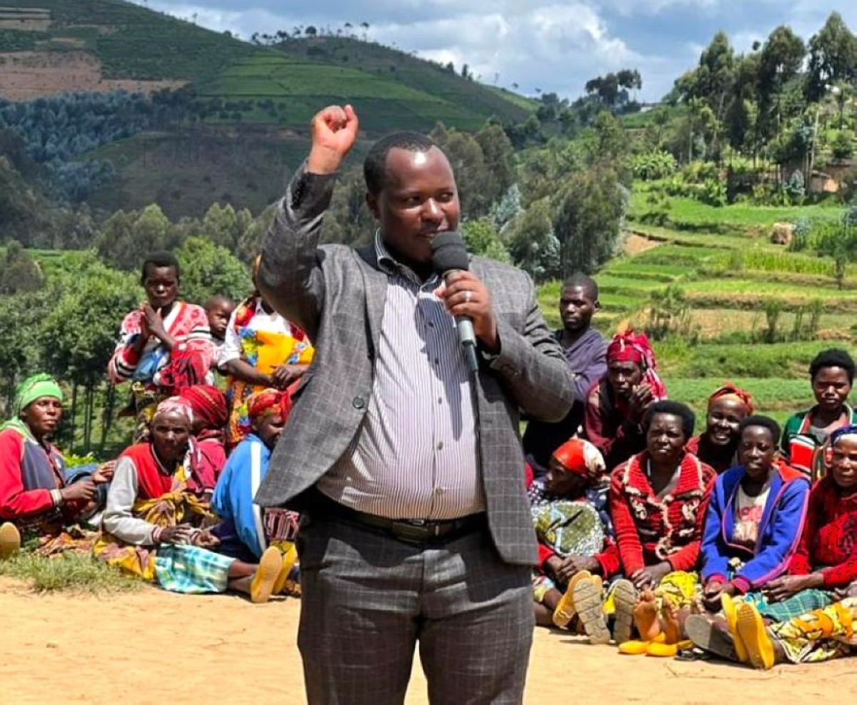 Imanishimwe speaks to Nyamagabe residents on the role of conservation.