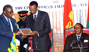 President Kagame receives the declaration conferring on him the Freedom of the City of Lilongwe from Professor Donton Mkandawire, the Chief Executive of Lilongwe City Assembly. Seated is Malawian President Bingu wa Mutharika. (Photo/PPU)