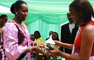 Mrs Kagame receives a gift from the Executive Secretary of Kicukiro Sector, Marie Rose Nirera, yesterday. (Photo/G. Barya)