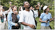 Tourists watching birds. (Net photo)