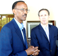 President Paul Kagame flanked by Howard Schultz, Chairman of Starbucks Coffee Company responding to questions from members of press shortly after a breakfast meeting at Village Urugwiro on December 1st.(PPU)