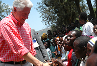 Clinton shaking hands with people living with HIV/Aids at Rwinkwavu health centre in Kayonza District, Eastern Province, during his previous visit to Rwanda in July, 2006. (File photo)