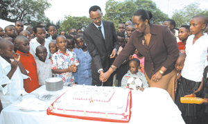 President Kagame and the First Lady Jeannette cut a Christmas cake for the children they hosted yesterday at Village Urugwiro. (Photo/G. Barya)