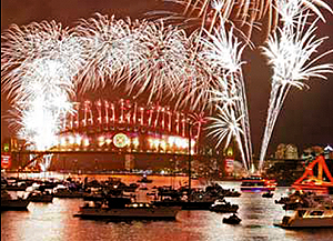 Australians line the foreshore to usher in the New Year with the spectacular u2018The Time Of Your Lifeu2019 firework display over Sydney Harbour.  (AFP Photo)