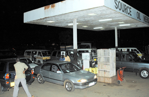 Motorists queue for fuel at Source Oil Meridien near Hotel Novotel Umubano last evening as several petrol stations around the city were overwhelmed by buyers while a number of  them ran out of supplies. (Photo/G. Barya)