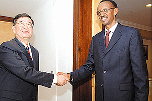 President Kagame shakes hands with Zhuo Qinrui, the Vice-Mayor of Shenzhen municipal government on Tuesday at Urugwiro Village. (PPU Photo)