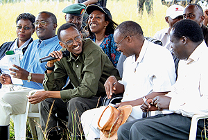 President Kagame consults with Ministers Protais Musoni and Christophe Bazivamo while listening to questions raised by the local population in Rwempasha, Nyagatare District yesterday. ( PPU photo)