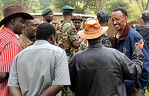 President Kagame (right) having a final word with government officials at the end of the land re-distribution event in Rwimiyaga sector. (PPU photo)