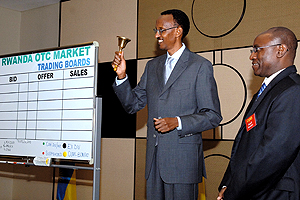 President Kagame rings the trading room bell to signal the launch of Rwandau2019s new capital market. (PPU photo)