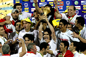 Egypt national football team captain Ahmed Hassan (C) flanked by his teammates holds the cup after defeating Cameroon 1-0 in the final of  the 2008 African Cup of Nations  yesterday. (AFP photo)