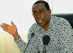 Premier Makuza briefing journalists on the aftermath of the earthquakes yesterday at his office at Kimihurura. (Photo/J. Mbanda)