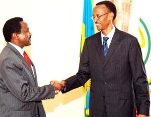 President Kagame greets Kenyan Vice-President Kalonzo Musyoka, special envoy of President Mwai Kibaki, at Village Urugwiro yesterday. (PPU photo)