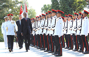 President  Kagame inspects a guard of honour on arrival in Singapore. (Photo/ PPU).