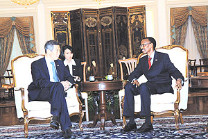 President Kagame and PM  Lee Hsien Loong during their meeting on Wednesday. (PPU photo).
