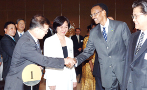 President Kagame greets members of the Korean business community at a dinner held in Seoul on Friday night. (PPU photo)