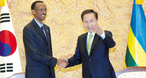 President Kagame and President Lee Myung-bak at the beginning of official talks at the Cheongwadae (Korean Presidency) in Seoul. (PPU photo)