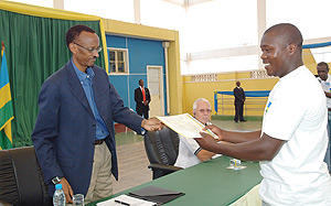 President Kagame giving an award to one of the people recognised for excelling in Ubudehe, Vianney Sebatwa. (PPU photo)