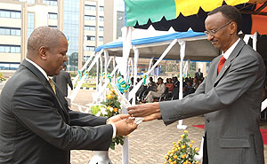 President Kagame presents the award for best overall taxpayer to the CEO of MTN, Themba Khumalo. (PPU photo).