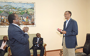 President Kagame receives a book from Mugo Kibati, former chief executive of East Africa Cables during a courtesy call by a group of Kenyan professionals who have formed an investment vehicle based in Rwanda. (PPU photo).