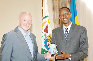 President Kagame and Sir Tom Hunter, with the new Rwandan Farmers coffee developed with the support of the Clinton Hunter Development Initiative and now selling in 1000 stores in the UK. (PPU photo).