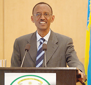 President Kagame speaks with journalists at the monthly press conference at Village Urugwiro.(PPU Photo)