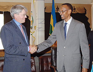 President Kagame greets Andrew Mitchell, shadow Secretary of State for International Development at the beginning of a courtesy call at Urugwiro Village by a delegation of  visiting UK Conservative Party volunteers. (PPU photo)