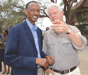 Bill Clinton meets President Kagame during his tour of several Clinton Foundation projects with a delegation that includes Chelsea Clinton, former Governor Vilsack of Iowa and Hollywood acting couple. (PPU/ photo)