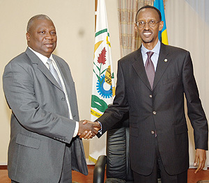 IGI Executive Vice Chairman Remi Olowude being welcomed to Village Urugwiro by President Kagame. (Photo/ PPU)