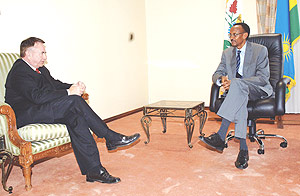 President Paul Kagame with Tommy G. Thompson, Global Ambassador for the Global Network for Neglected Tropical Diseases at Village Urugwiro. (Photo/PPU).
