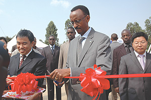President Paul Kagame  officially launches Star Africa Media. Left is Pang Xin Xing, the Company Chairman.(Photo/PPU)