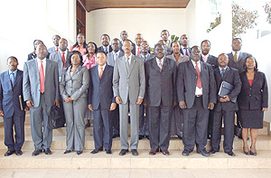 President Kagame poses for a group photo with members of the EAC Secretariat. (Photo PPU).