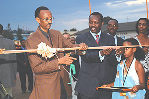 President Kagame cutting the ribbon to officially open the 11th Rwanda International Trade fair 2008. ( Photo/G. Barya).