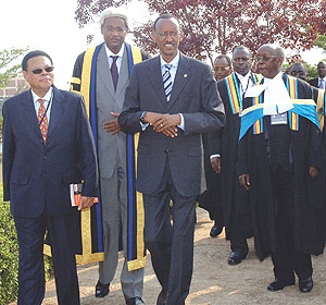 President Kagame with the Speaker of the EALA, Hon. Abdirahim Haithar Abdi; the Secretary General of the EAC, Amb Juma Mwapachu, and some of the judges of the EACJ.( Photo/PPU)