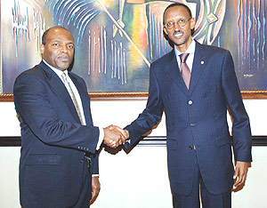 President Paul Kagame shakes hands with World Banku2019s Director of Eastern and Southern Africa Jean Phillippe Prosper at Serena Hotel, Kigali. (PPU/Photo).