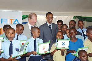 Pupils demonstrates the technicalities involved in laptops to President Paul Kagame and Nicholas Negroponte, founder and Chairman of One Laptop per Child, during the official launch of the computer project at Jali club, on 1 October 2008. (PPU photo)