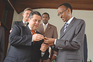German Minister Sigmar Gabriel (L) giving President Paul Kagame a flash disk as a present at Village Urugwiro yeterday. (Photo/ G.Barya)