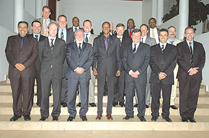 President Kagame, flanked by Amb. Nicholas Cannon (R) and Sir Brian Donnely, poses for a group photo with students of UKu2019s Royal College of Defence Studies at Village Urugwiro.(PPU photo)
