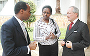 Michael Snyder (R) listens to  Francis Gatare, dep. CEO, RDB (L)  as Kigali City Mayor, Dr. Aisa Kirabo  looks on at  Urugwiro Village yesterday. (Photo J Mbanda).