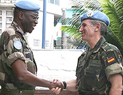 Former MONUC force commander, Gen Babacar Gaye (L), welcoming his successor, Gen Vincente Diaz de Hellega. (Photo MONUC Myriam Asmani).
