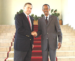  President Kagame receiving new US Ambassador, Stuart Symington. (PPU photo).