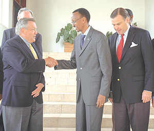 President Paul Kagame (C) shakes hands with Peace Corps Director Ronald Tschetter. Right is US Ambassador to Rwanda Stuart Symington (Photo/ J. Mbanda)