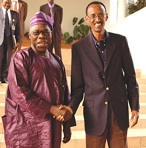 Olusegun Obasanjo (L) with President Kagame after discussions at Urugwiro Village (PPU Photo)