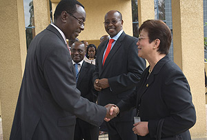 Prime Minister Bernard Makuza shares a light moment with ISSA President, Corazon S. de la Paz-Bernardo as Finance Minister, James Musoni looks. (Photo/ G.Barya).