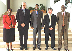 President Kagame  with British Africa Minister Lord Malloch-Brown at Urugwiro Village. (PPU photo).