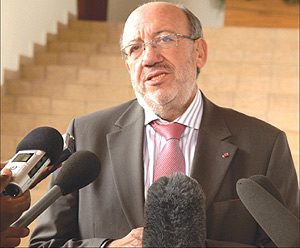 Louis Michel speaking to journalists yesterday. (Photo PPU).