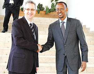 President Paul Kagame and British Minister for International Development, Ivan Lewis ,after their meeting at Urugwiro Village yesterday. (Photo / PPU).