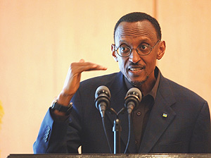 President Paul Kagame addressing members of the press at Urugwiro Village yesterday. (Photo PPU).