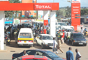 Motorists struggle to refill at Total Remera yesterday. (Photo/ J Mbanda).